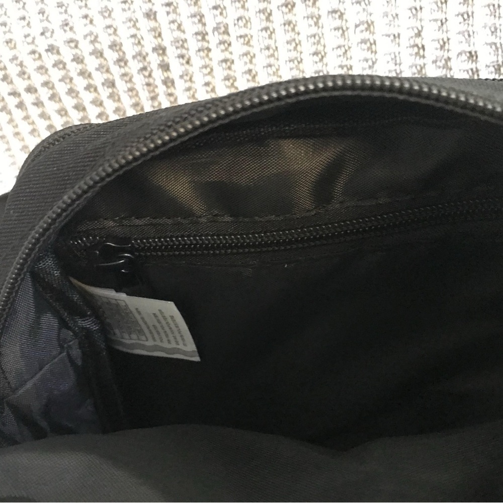 Carhartt Essentials Crossbody Bag - Picture 4 of 5
